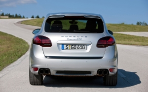 2013-Porsche-Cayenne-GTS-rear-end.JPG