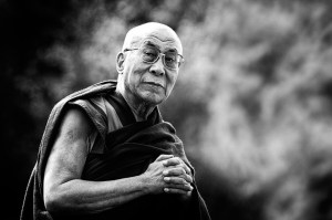 Dalai Lama säger sig vara rädd för arga hundar...