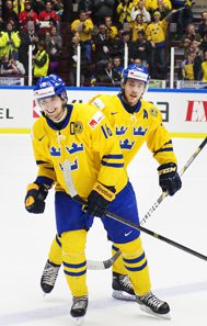 140104 Sveriges Filip Forsberg och Elias Lindholm jublar efter 1-0-målet under semifinalen i JVM i ishockey mellan Sverige och Ryssland den 4 januari 2014 i Malmö. Foto: Joel Marklund / BILDBYRÅN / kod JM / 86679
